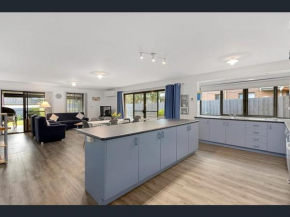 Cheerful 3 Bedroom House with cozy wood fire., Inverloch